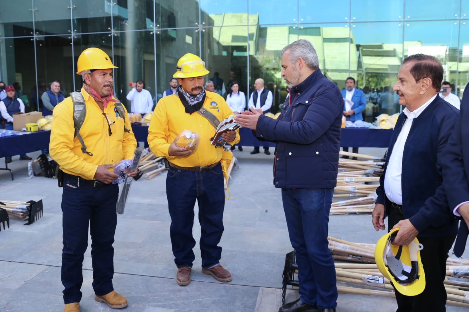 Helicópteros oficiales podrán utilizar hoyas de agua de aguacateros para mitigar incendios: Bedolla.