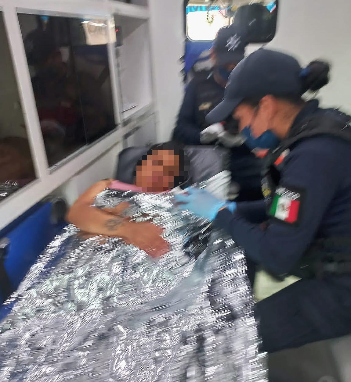 Elementos de la Guardia Civil auxilian a mujer en labor de parto, en Morelia.