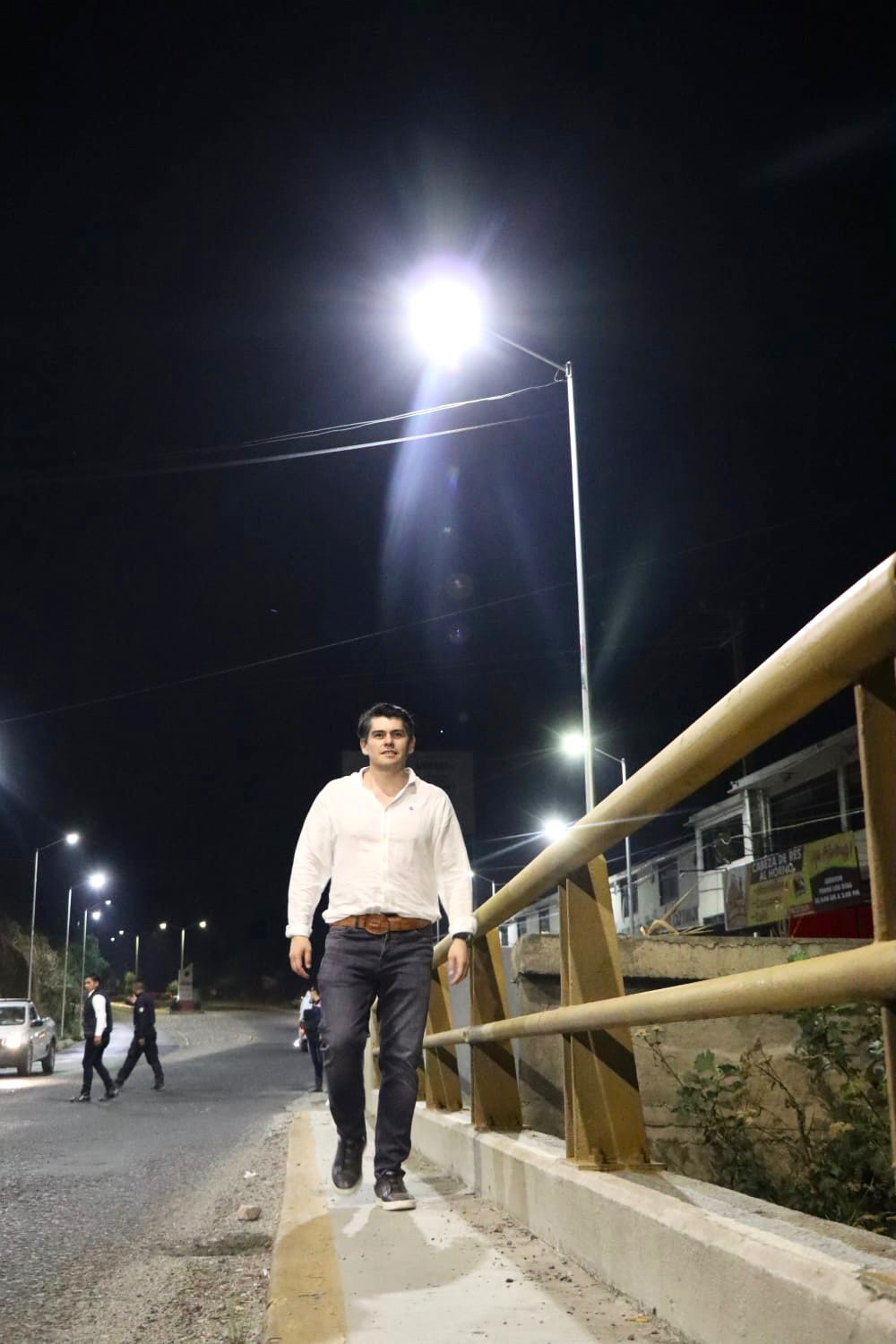 Inaugura Toño Ixtlahuac,  iluminación en el emblemático Puente de Fierro.