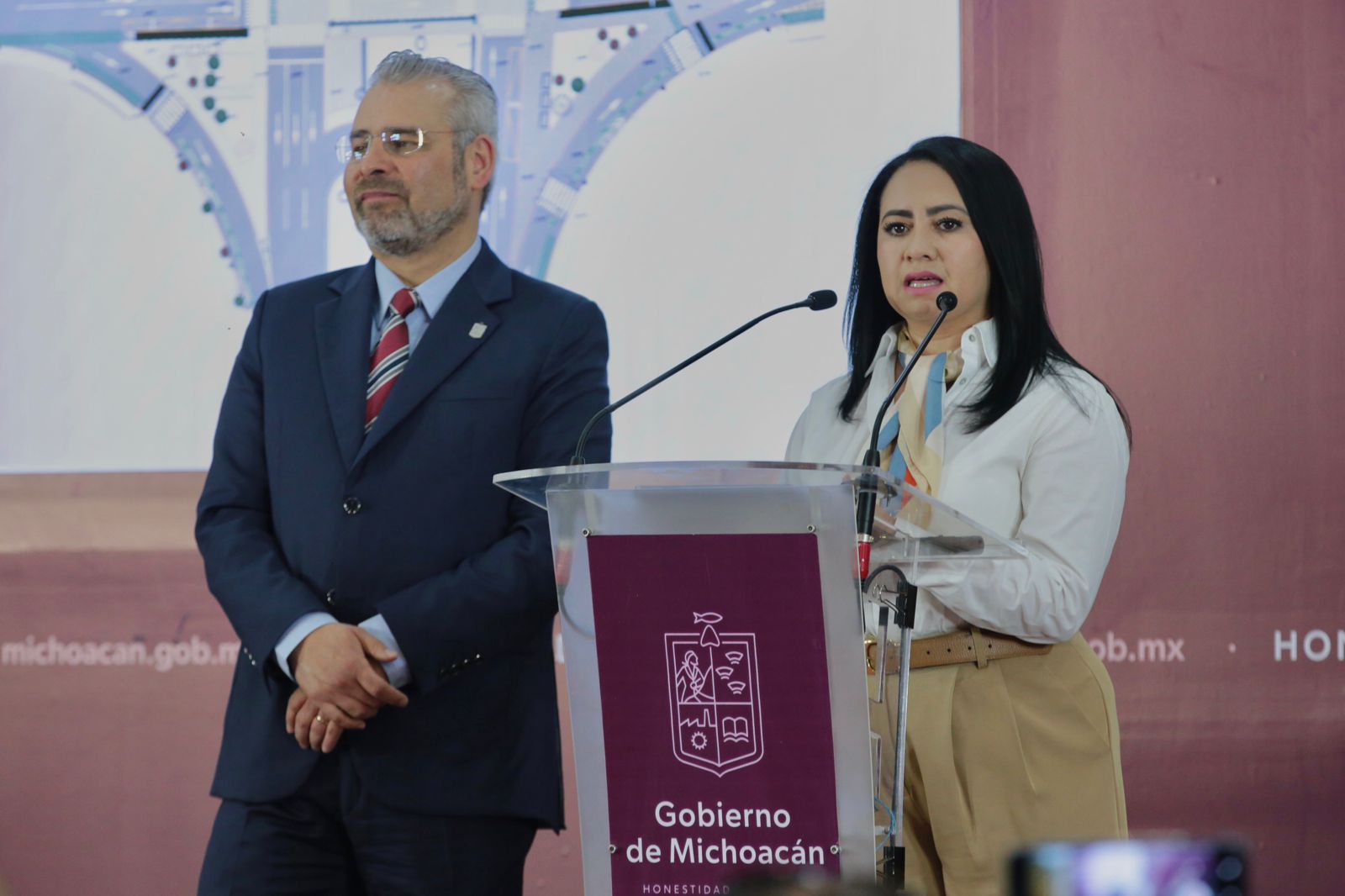 Bajo puentes de distribuidores viales serán amigables y seguros para todos los ciudadanos: Bedolla.