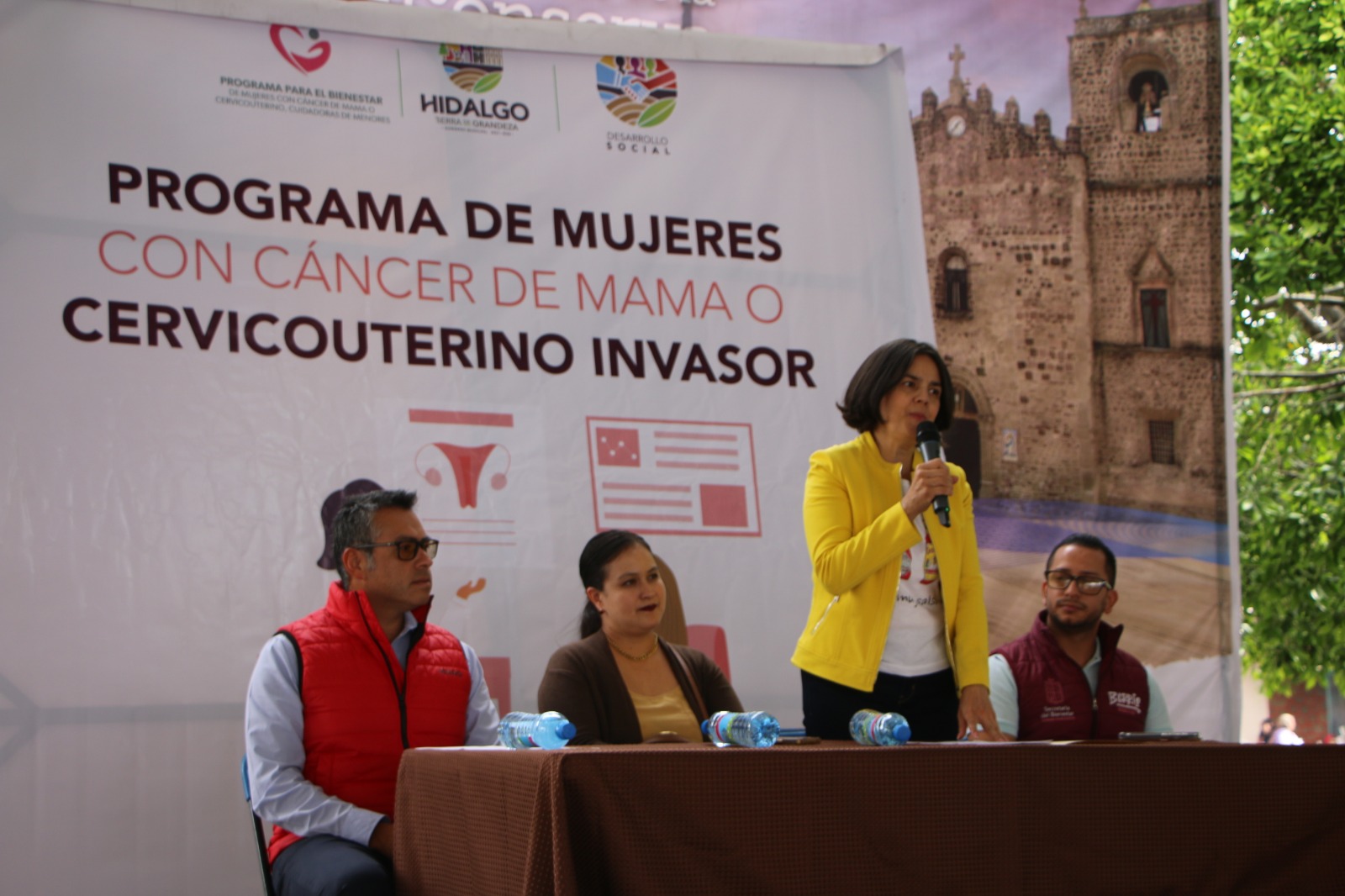 La L.I.E. Graciela Guzmán Bucio presidió la instalación del módulo para inscripciones del Programa de Mujeres con Cáncer de Mama o Cervicouterino Invasor.