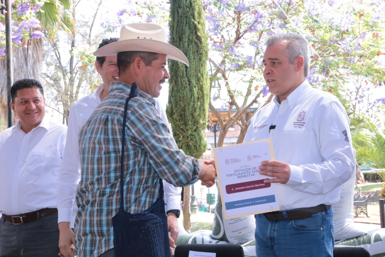Entrega Gobernador fertilizante a 3 mil 250 productores de la región Morelia