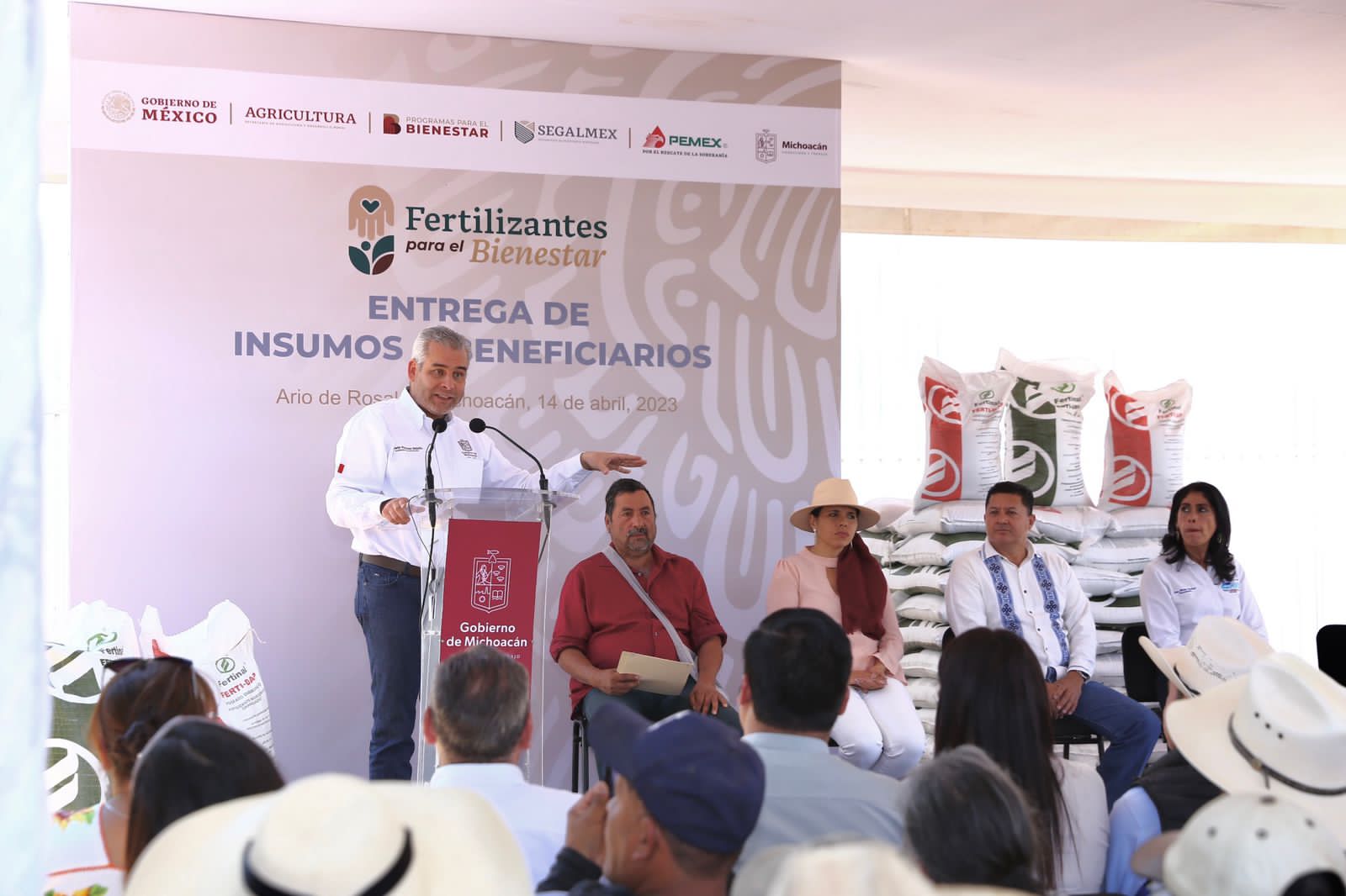 Productores de Ario, Nuevo Urecho y Salvador Escalante reciben fertilizante del Gobernador.