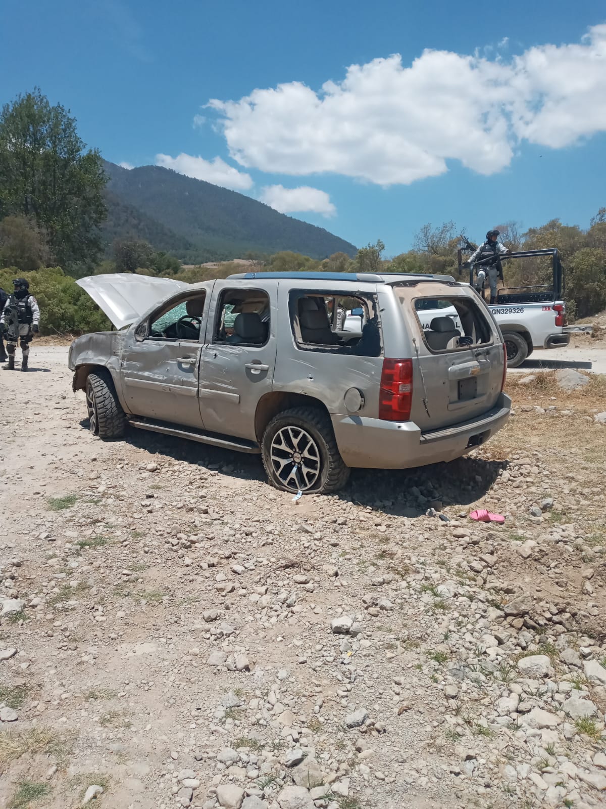 En operación conjunta  Guardia Civil, Guardia Nacional y Policía Municipal, aseguran una camioneta con impactos de arma de fuego en Tacario,