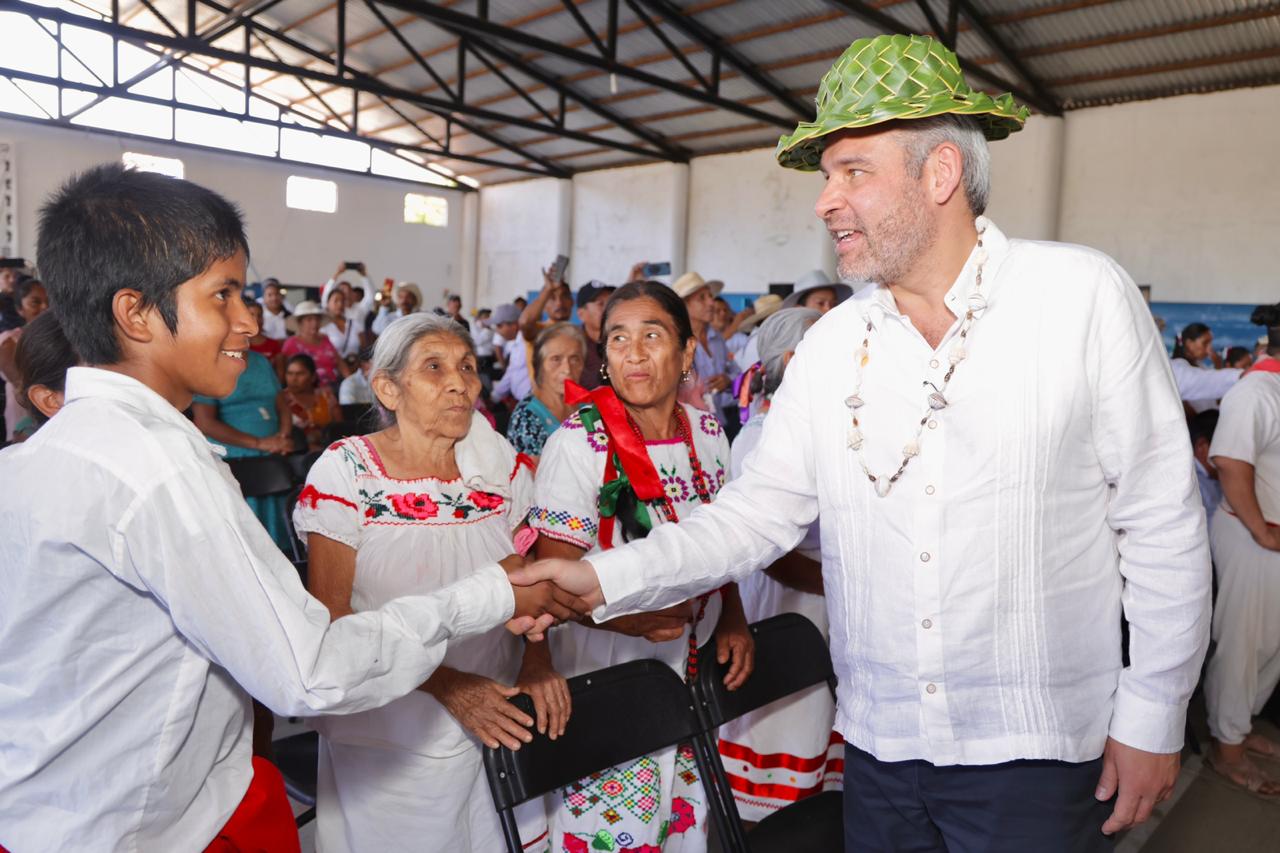 Bedolla apoyará construcción de carretera en la comunidad indígena El Coire