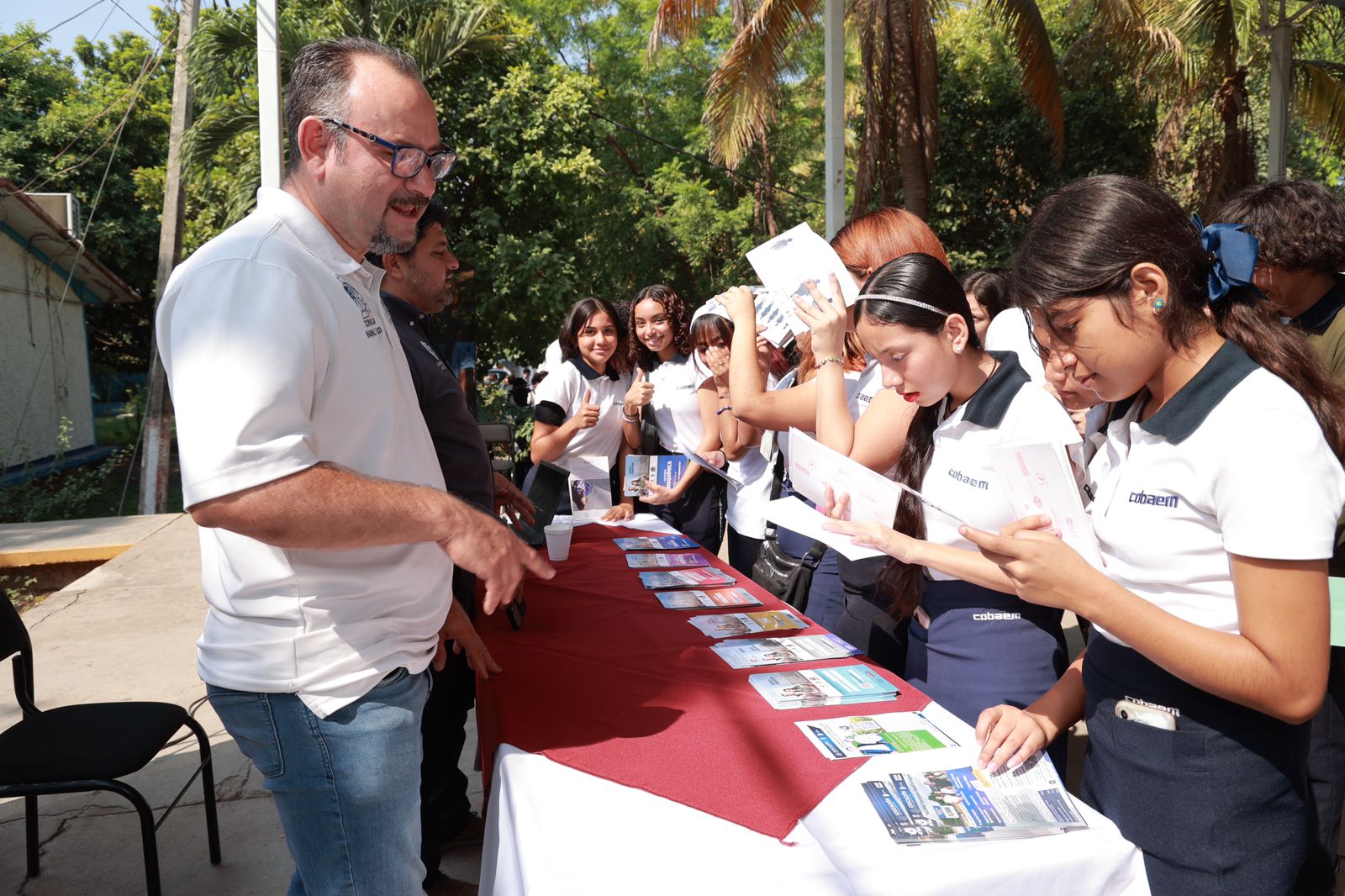 Caravana del Ijumich beneficia a más de mil 300 jóvenes en Apatzingán.