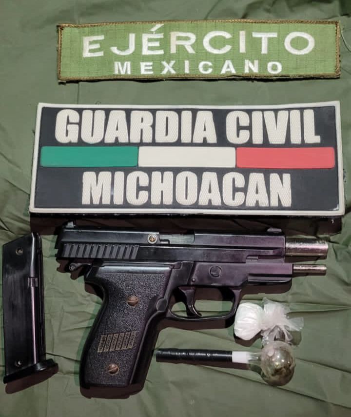En Uruapan, Guardia Civil detiene a uno con réplica de arma y droga.
