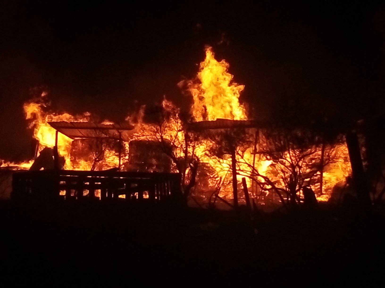 Una persona lesionada, un canino calcinado y cuantiosas perdidas materiales al incendiarse un aserradero y en la Colonia La Antorcha.