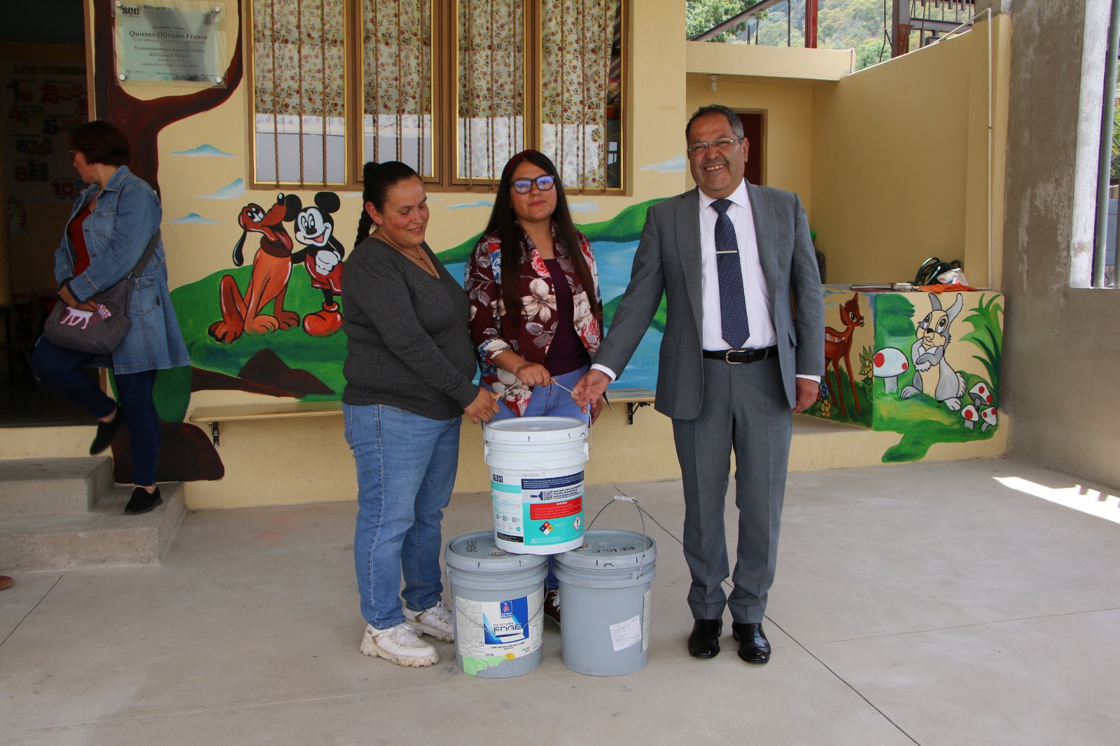 José Luis Téllez entregó apoyos en beneficio de los alumnos del Jardín de Niños Quirino Olivares Franco de la comunidad del Rincón de Dolores y de la Tenencia de San Antonio Villalongín