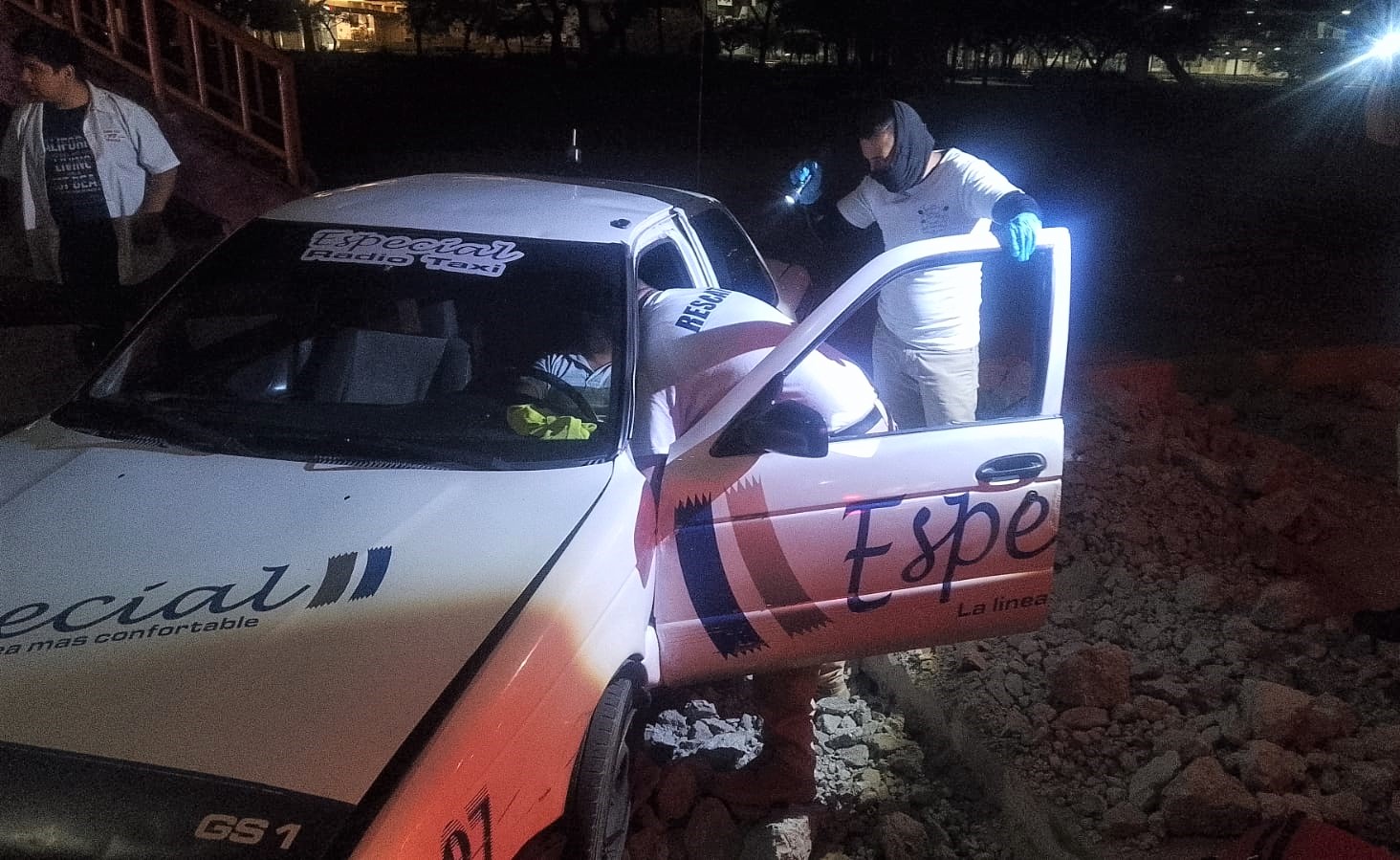 Un taxista sufrió diversas lesiones luego de que la unidad que conducía se impactará contra un montón de escombro