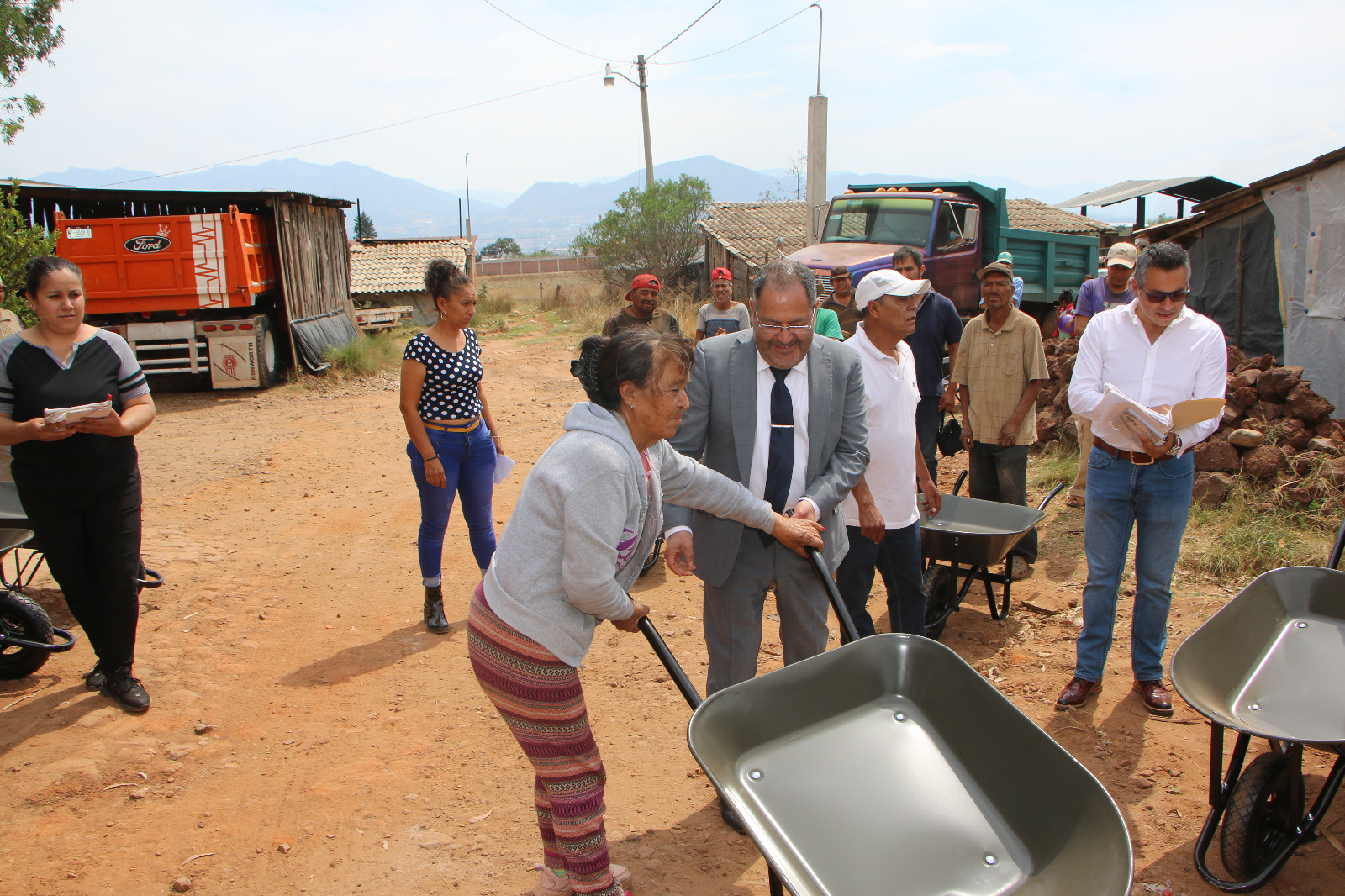 José Luis Téllez entregó 32 carretillas en las galeras de El Jaral