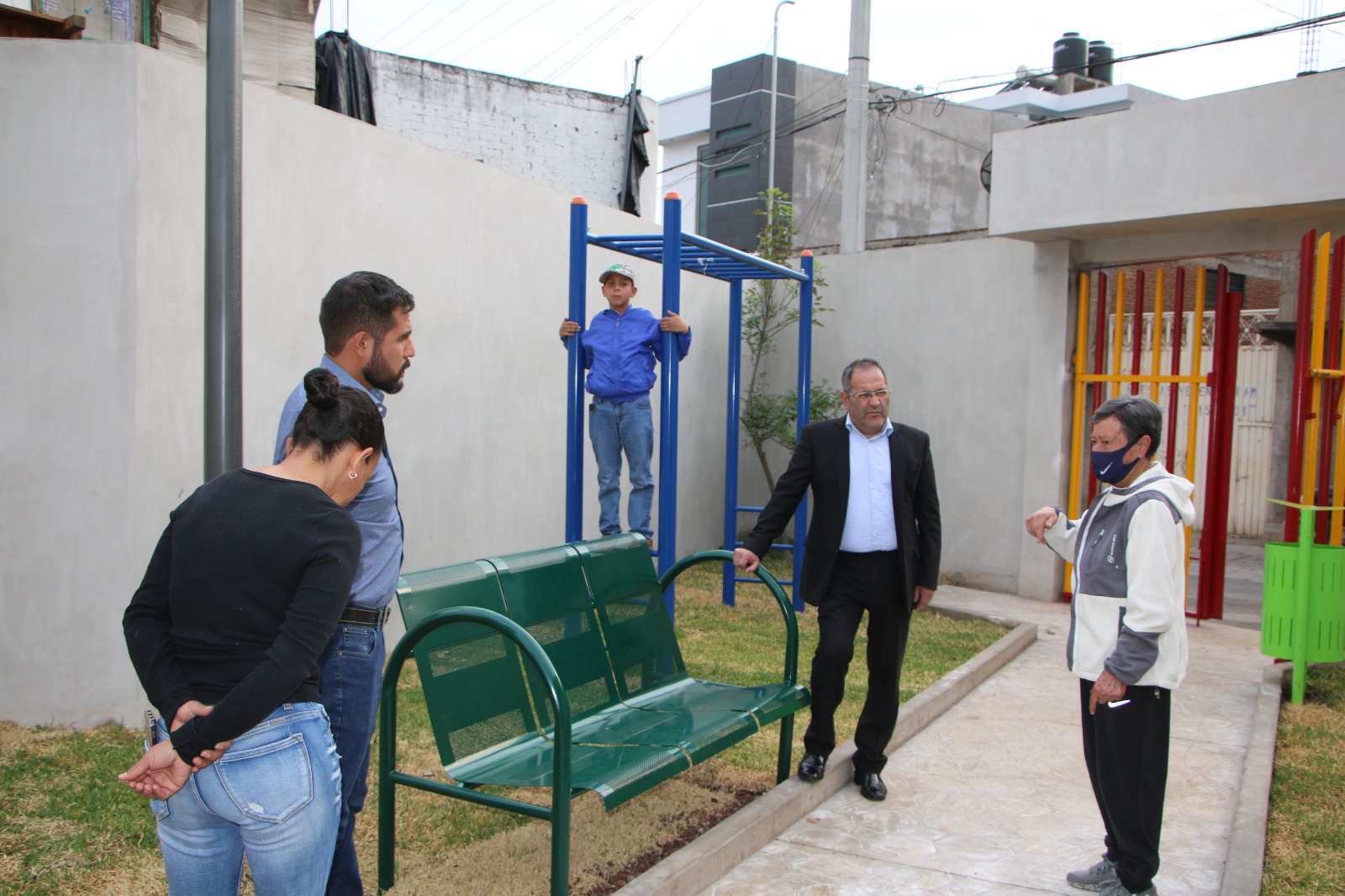 ​José Luis Téllez constata los trabajos realizados en el espacio público de la Calle Niños Héroes