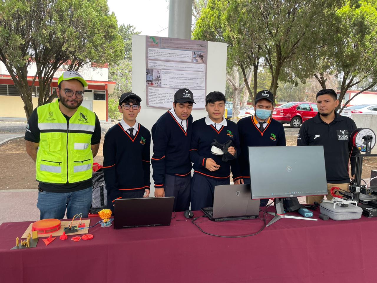 Alumnos del Cecytem participan en exhibición de vuelo de drones