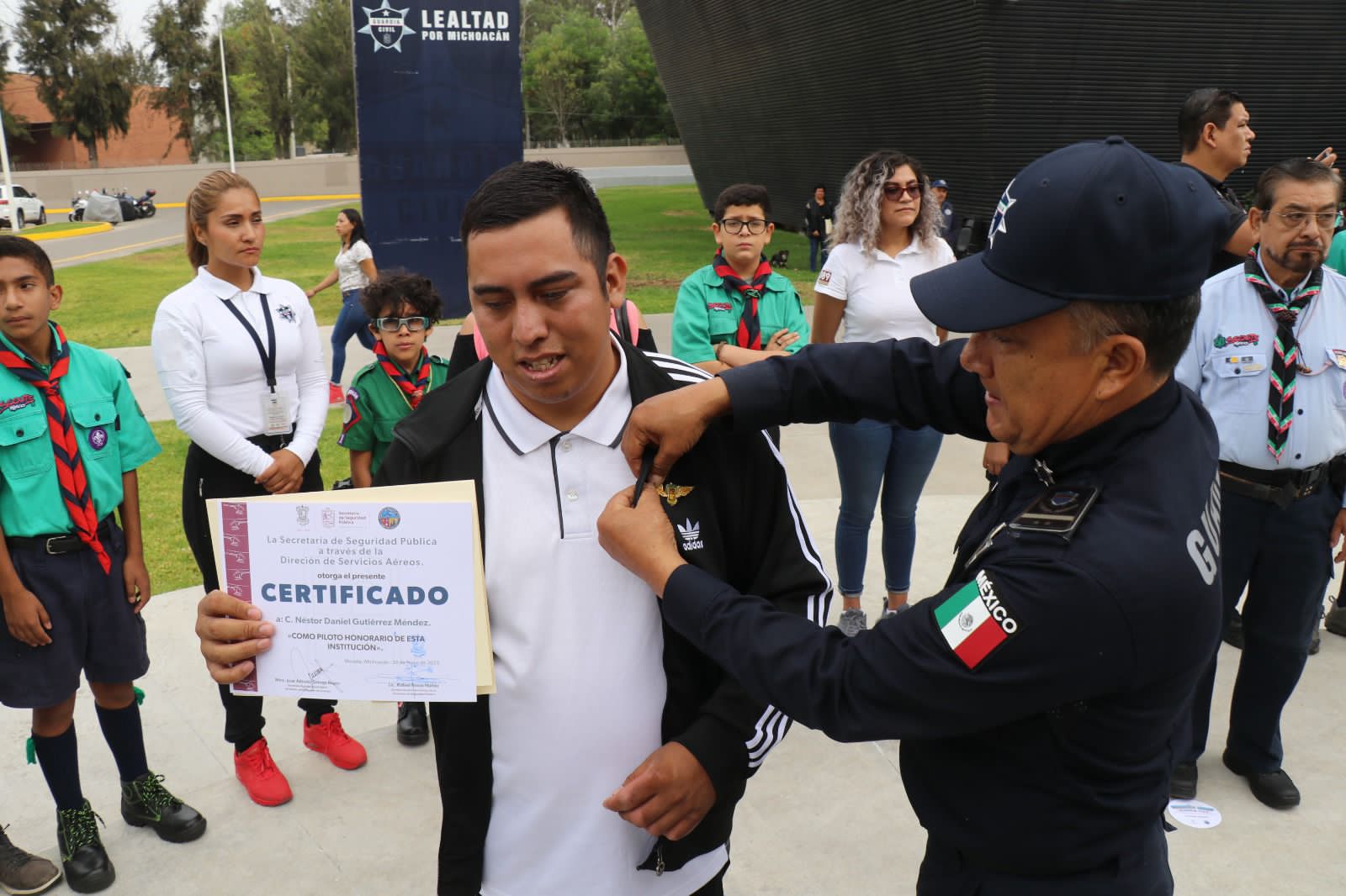 Nombra SSP a Néstor Daniel como piloto honorario de la institución