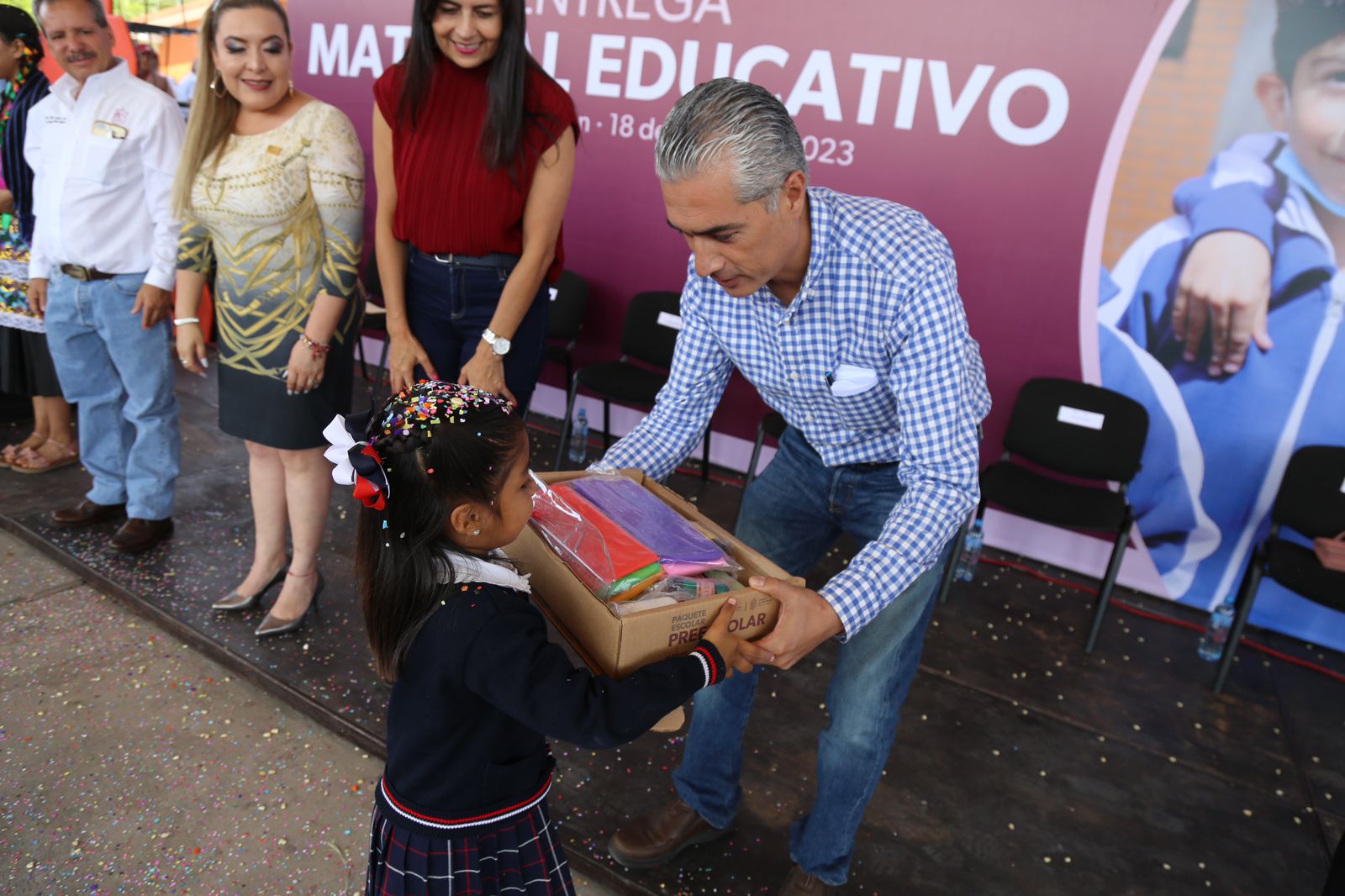 Participa DIF Michoacán en entrega de material a escuelas de Cuitzeo
