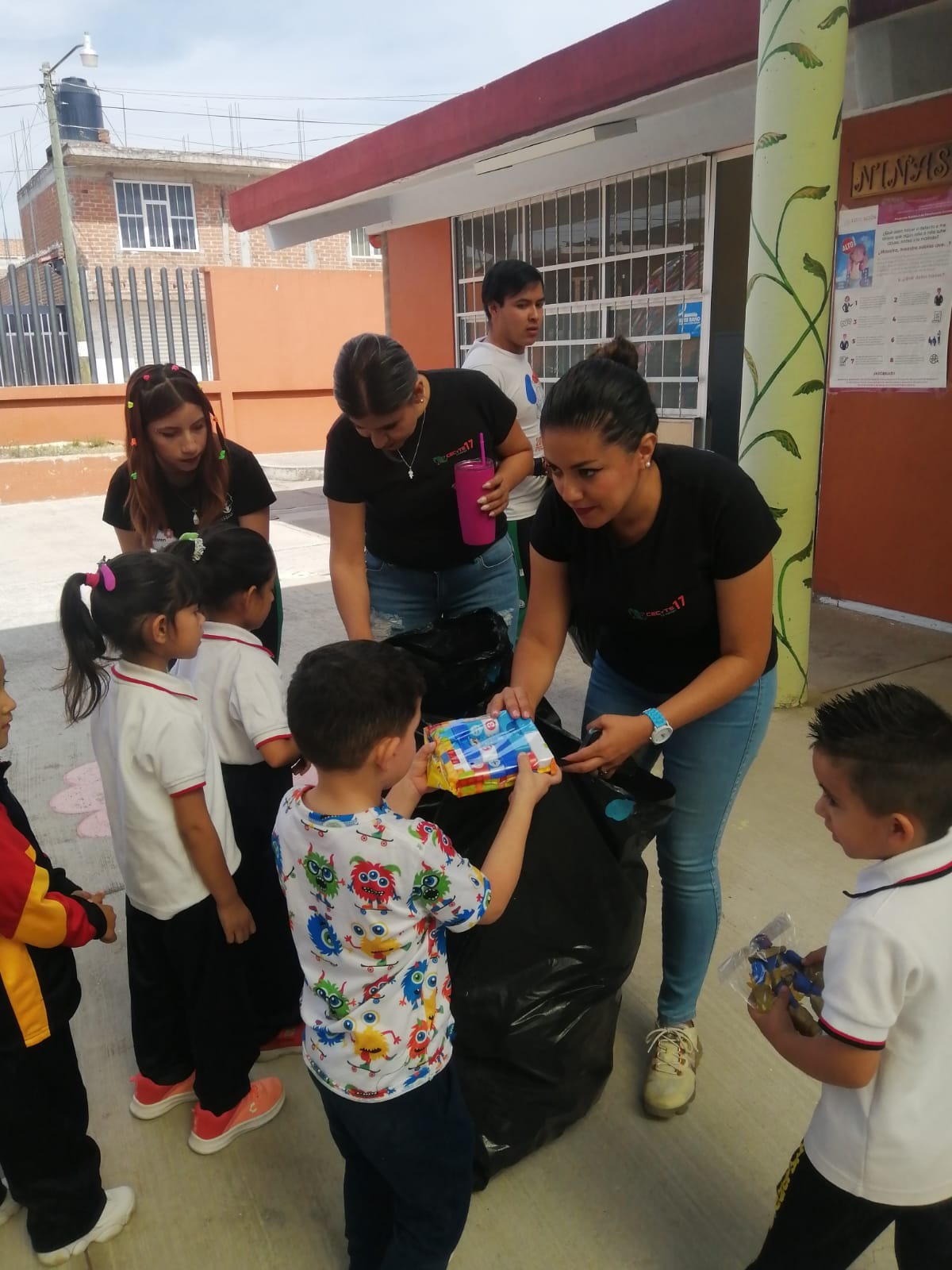 CECyTEM 17 entregó juguetes con motivo del Día del Niño