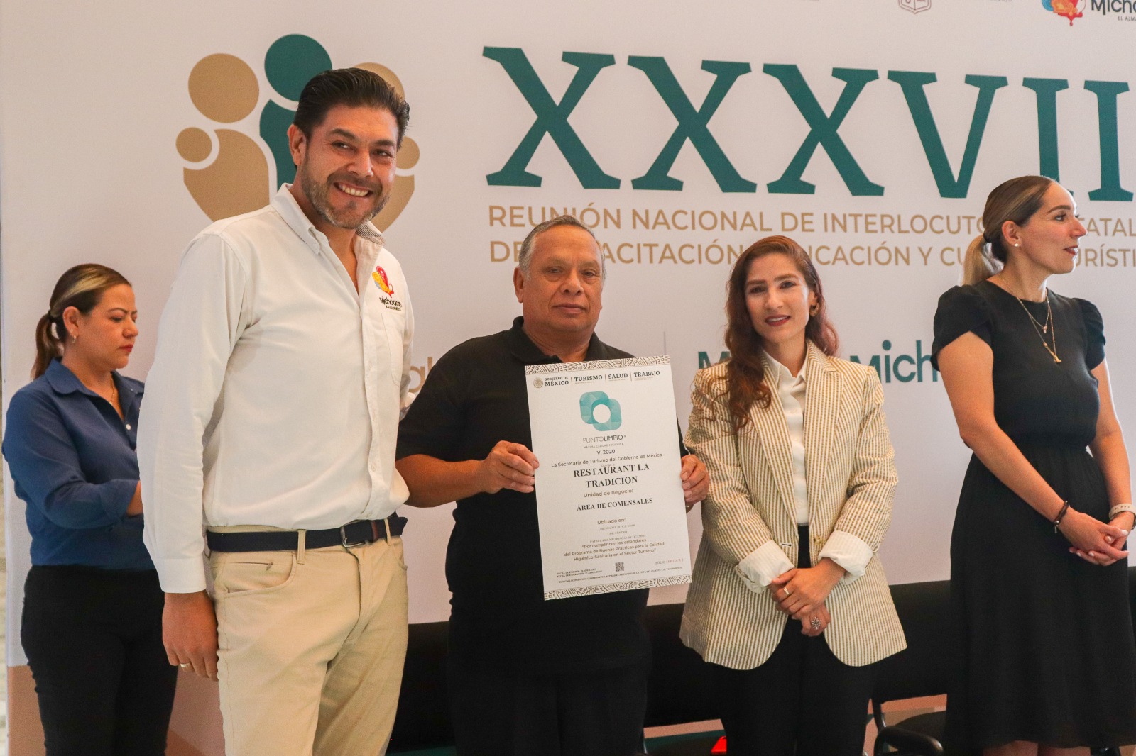 Recibe Michoacán 12 distintivos y certificaciones turísticas para diversos giros