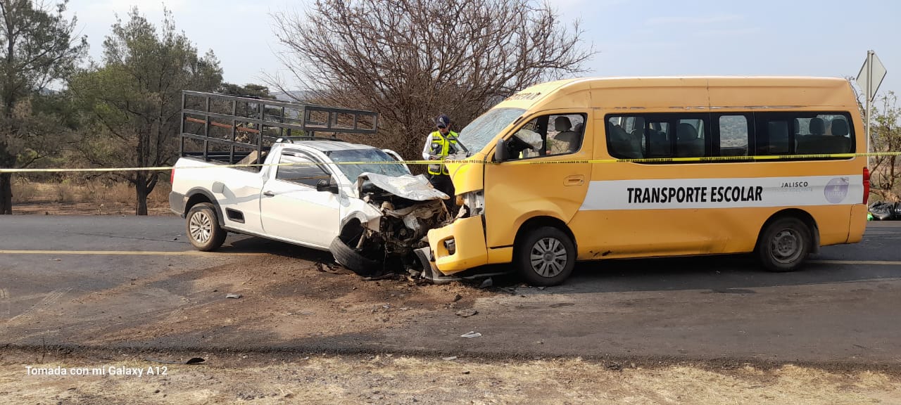 Choque entre un vehículo de transporte escolar y una camioneta sobre la carretera Jiquilpan – San José; dejó  ocho lesionados