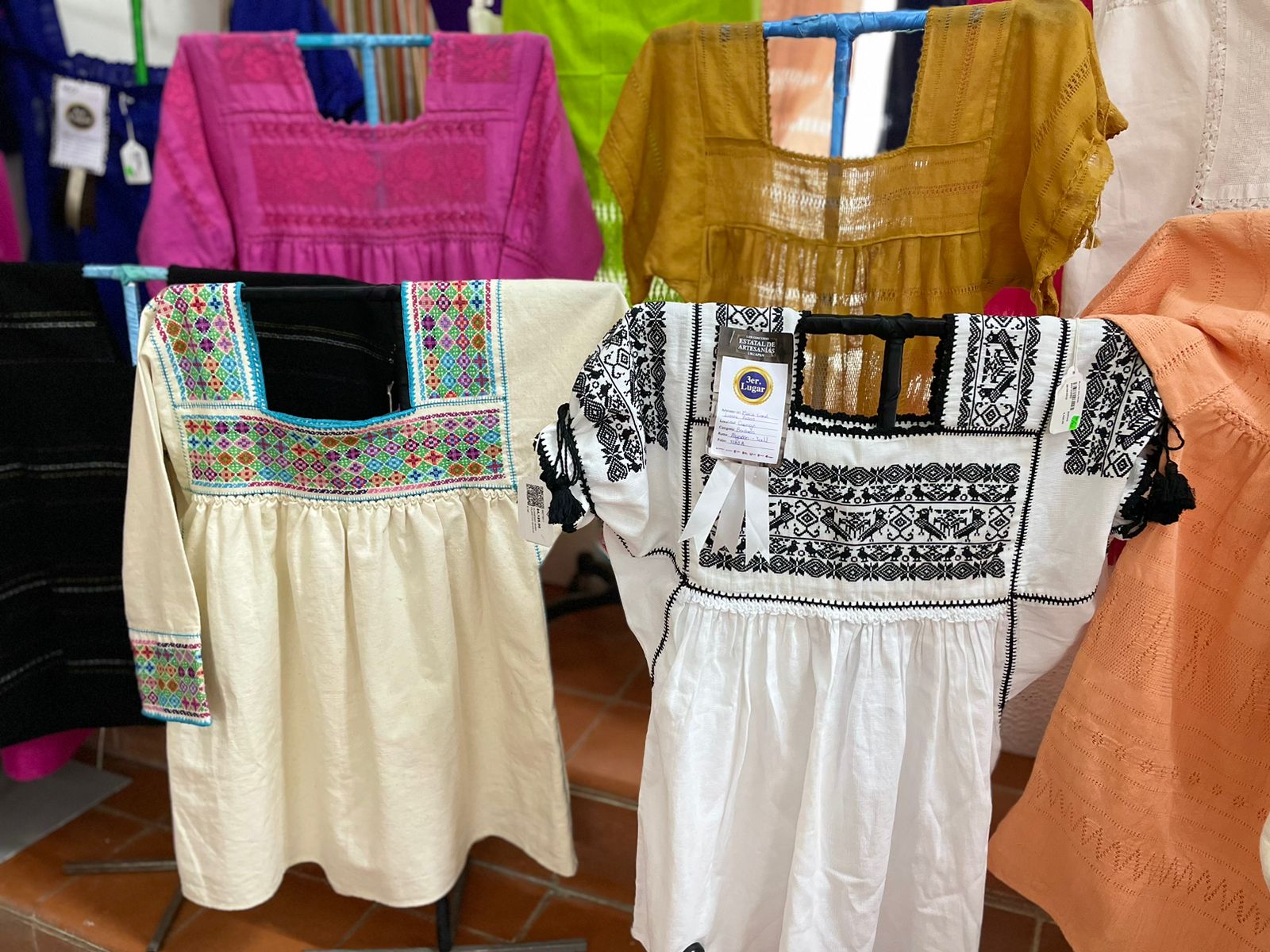 Ofrece IAM descuentos hasta del 15% en tiendas de artesanías para festejar a mamá.
