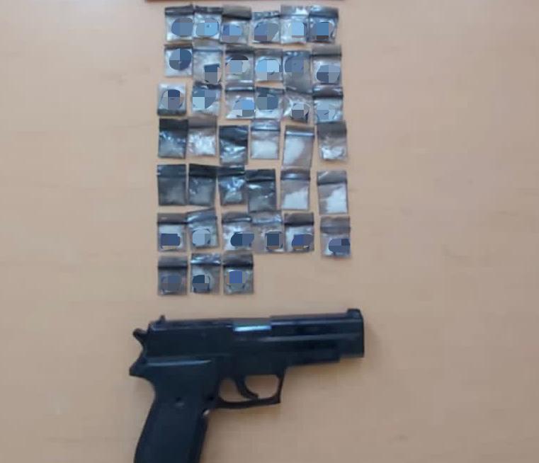 En Zamora, SSP detiene a dos con 39 envoltorios de droga y réplica de arma de fuego.