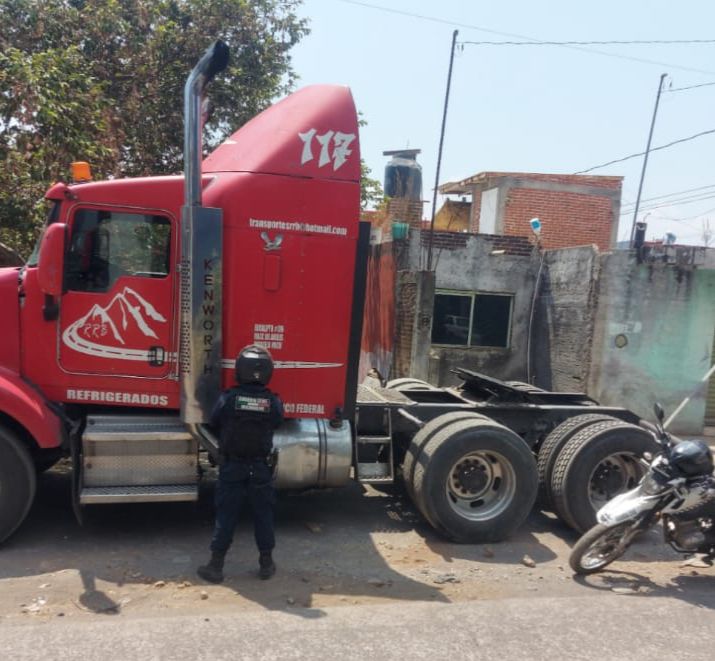 Guardia Civil localiza tractocamión robado, en Uruapan