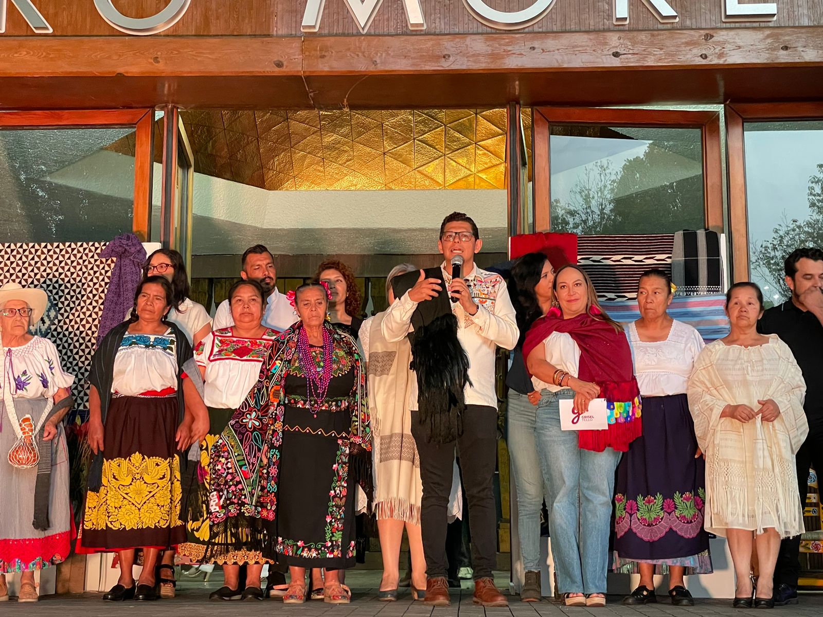 Cautivan artesanos con sus textiles en pasarela del Festival Michoacán de Origen.