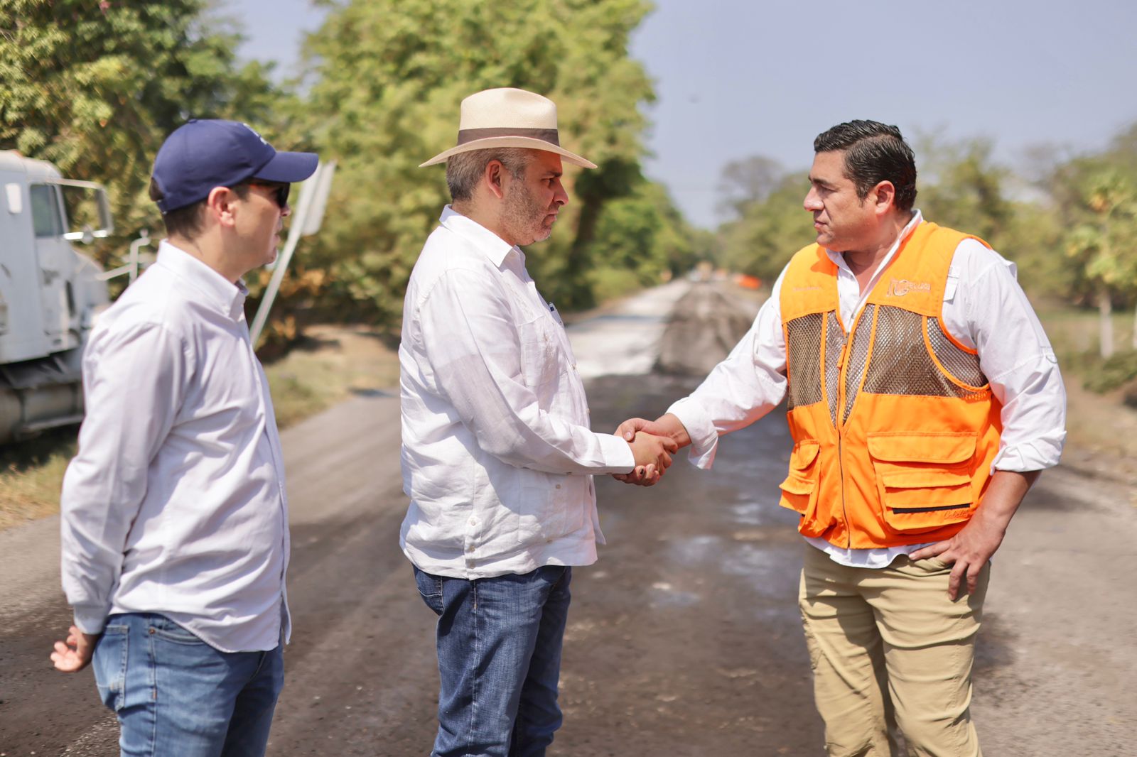 Supervisa Bedolla obra carretera en Apatzingán