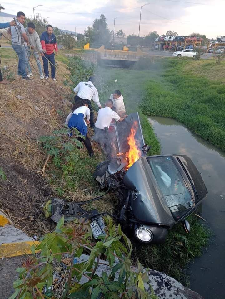 Agentes de Tránsito del Estado rescatan a mujer, tras accidente e incendio de su vehículo: SSP.