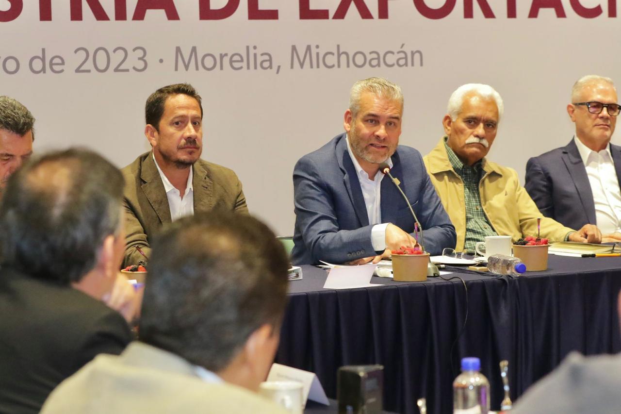 Gobierno de Michoacán y asociaciones de la agroindustria van por acuerdo de formalización laboral.