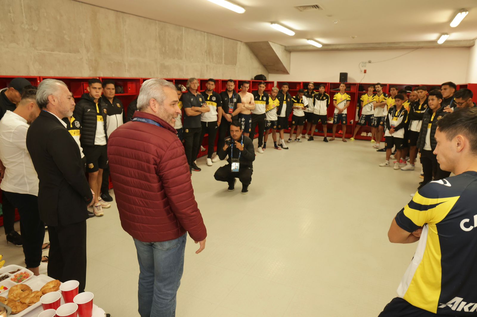 En vestidores. Bedolla alentó al plantel del Morelia antes del partido de la final.