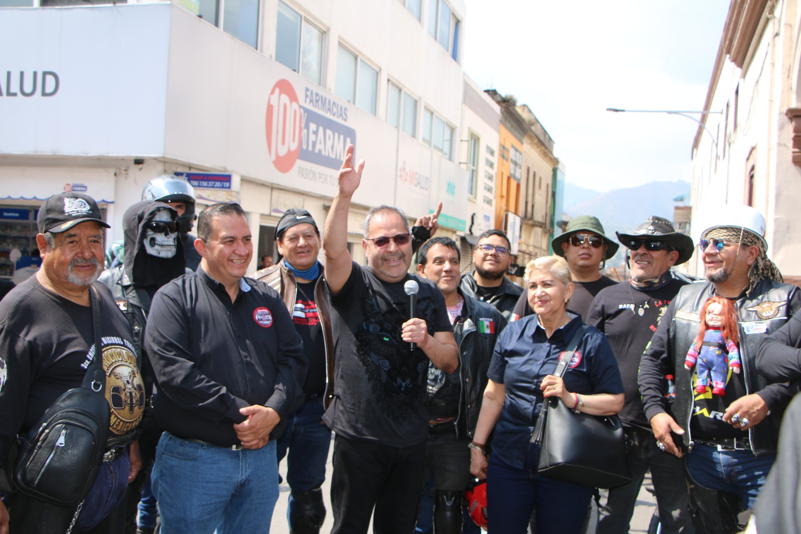 José Luis Téllez Marín, dio el banderazo de salida a los participantes en la XX Caravana Motociclista de Don Mundo por el País de la Monarca.