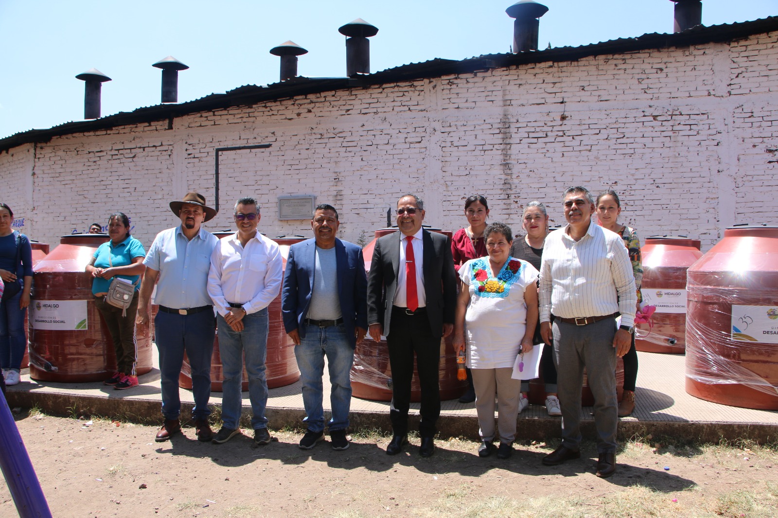 José Luis Téllez entregó 65 tinacos a familia de escasos recursos del municipio
