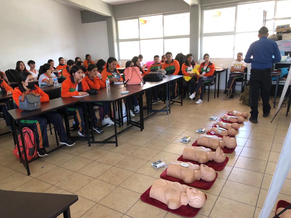 Capacitan a estudiantes y trabajadores del Cecytem en reanimación cardiopulmonar