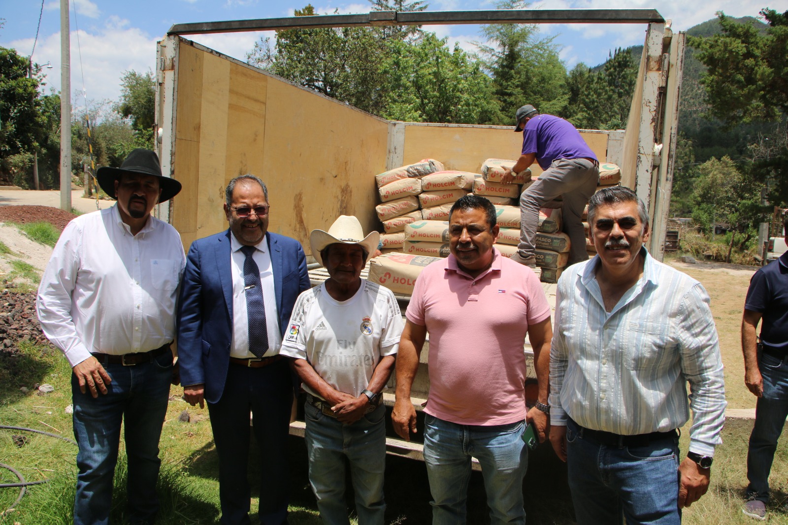 ​José Luis Téllez entregó cemento y tinacos a familias de la Tenencia de San Bartolo, dentro del Programa Material Subsidiado