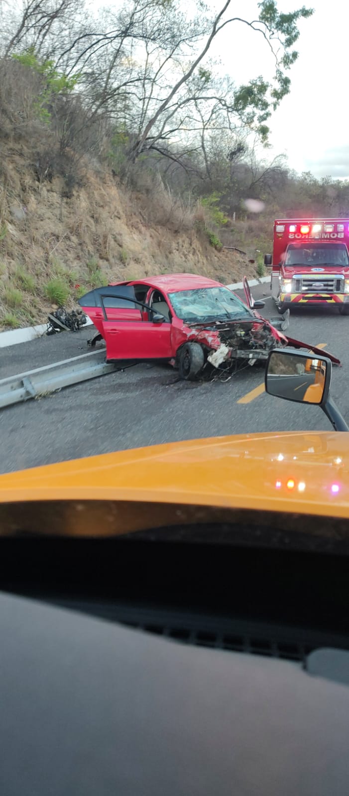 Vuelca tráiler cargado con toneladas de sacos con Nitrato de Amonio