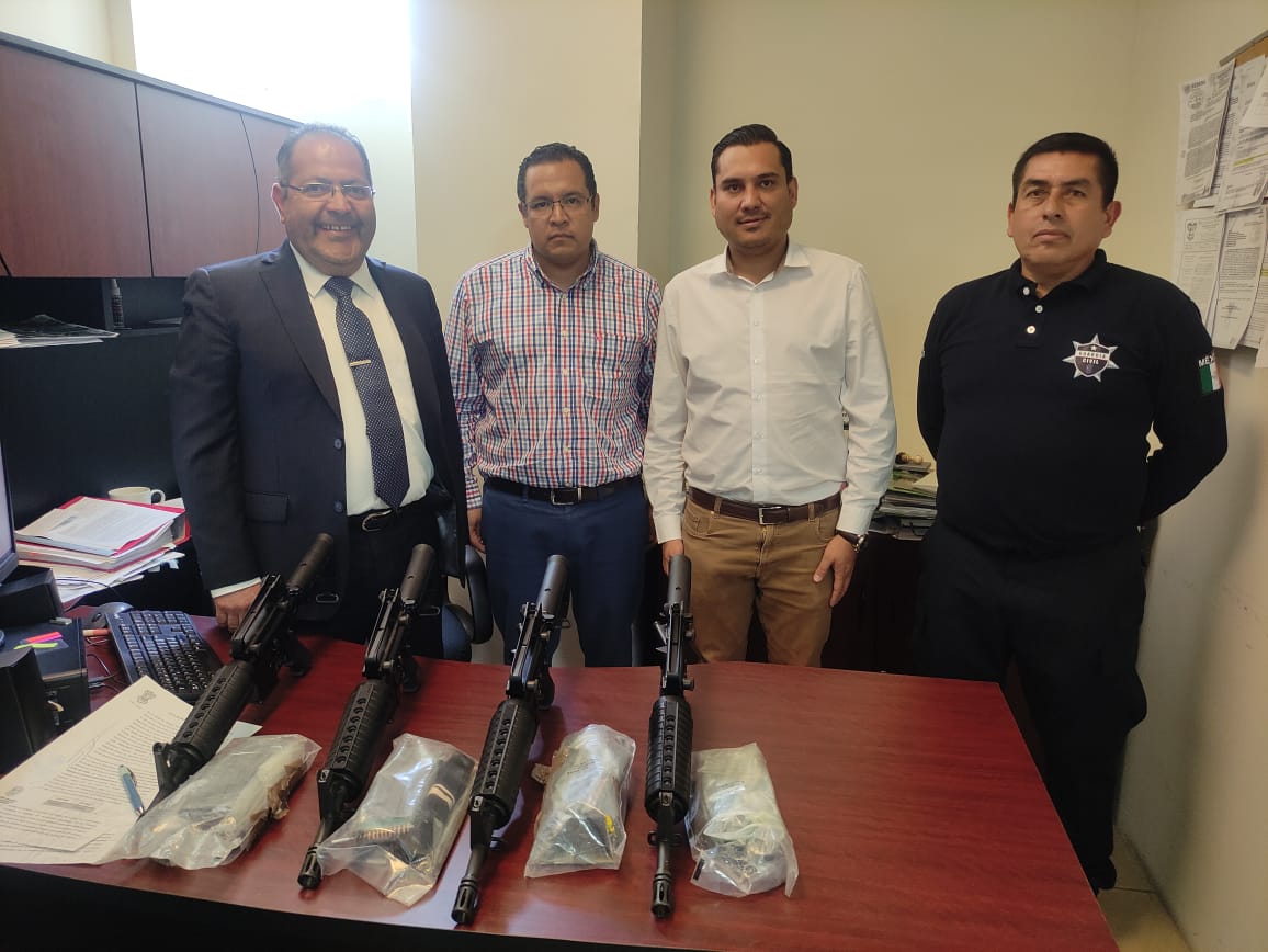 ​La secretaria ejecutiva del Sistema Estatal de Seguridad Pública, entrega armamento a la DSP de Hidalgo.