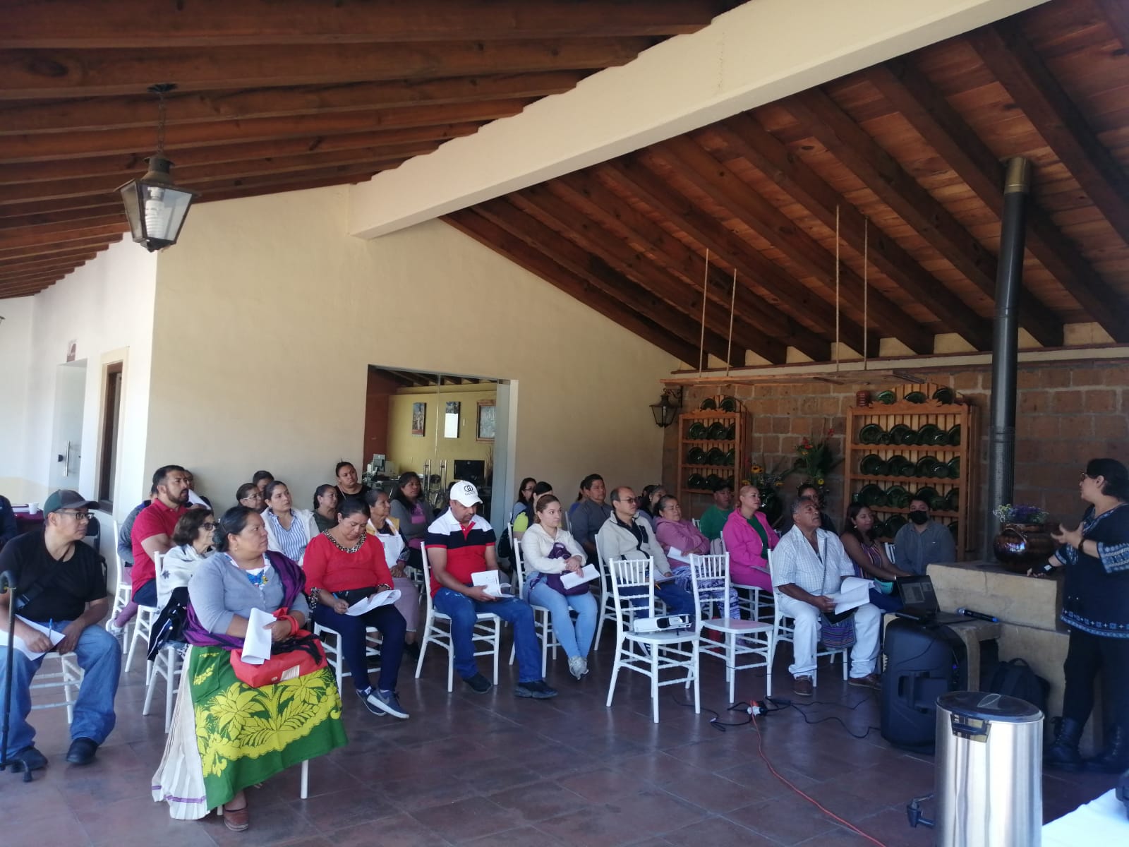 Sectur capacita a vendedores de alimentos para fortalecer turismo en Pátzcuaro