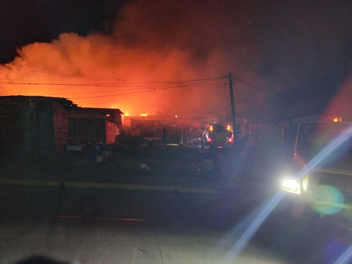 Un incendio terminó con varias casas de madera y láminas de cartón