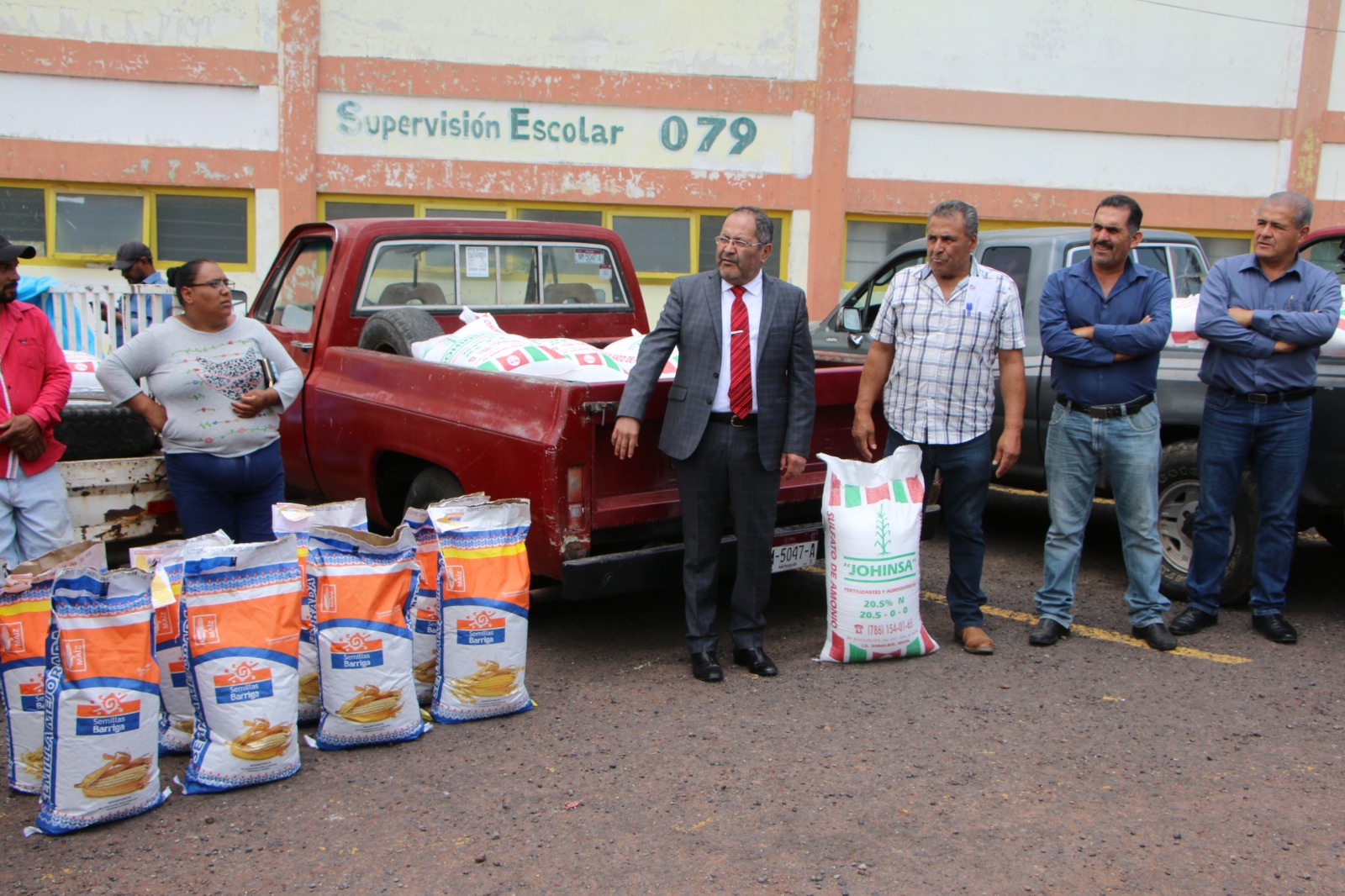 ​José Luis Téllez entregó 100 toneladas de fertilizante y 65 sacos de semilla mejorada a productores agrícolas del municipio