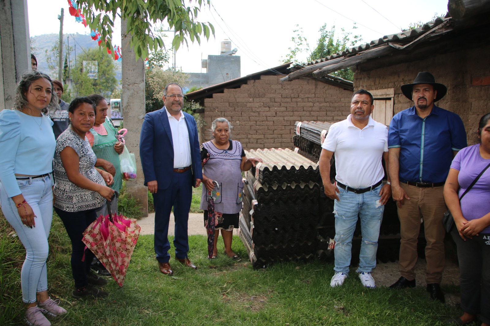 José Luis Téllez entregó teja de cartón a familias de escasos recursos de la localidad de Las Grutas, San Bartolo Col. Unida y La Herradura