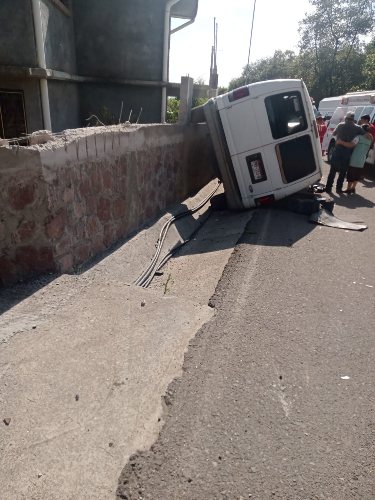 Una mujer perdió la vida al volcar la camioneta donde viajaba