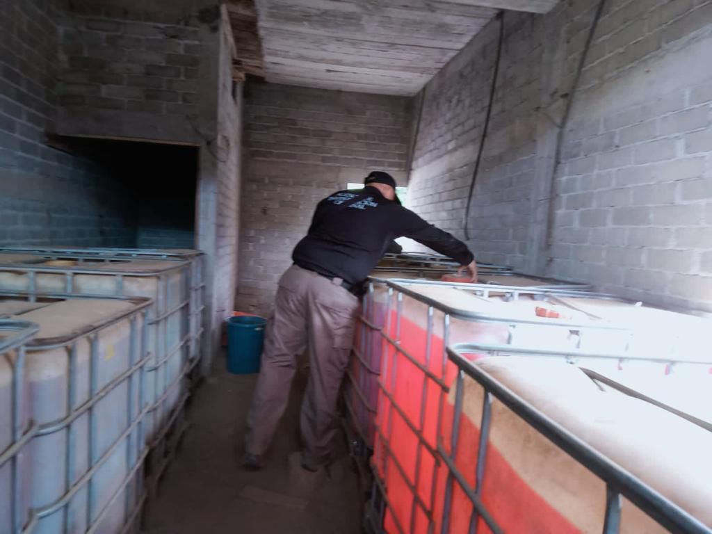EN CATEO FGR ASEGURA 14 MIL LITROS DE GASOLINA EN INMUEBLE DE URUAPAN, MICHOACÁN