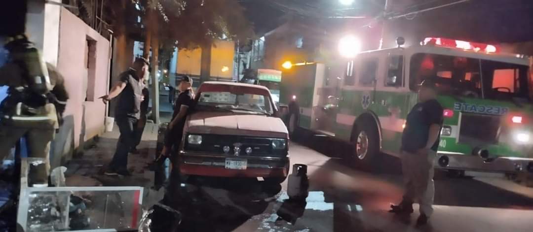Bomberos y cuerpo de auxilio acudieron atender un incendio de un local comercial