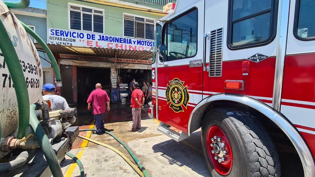 Personal de Bomberos de Zitácuaro atendió incendio al interior de un taller de maquinaría agrícola