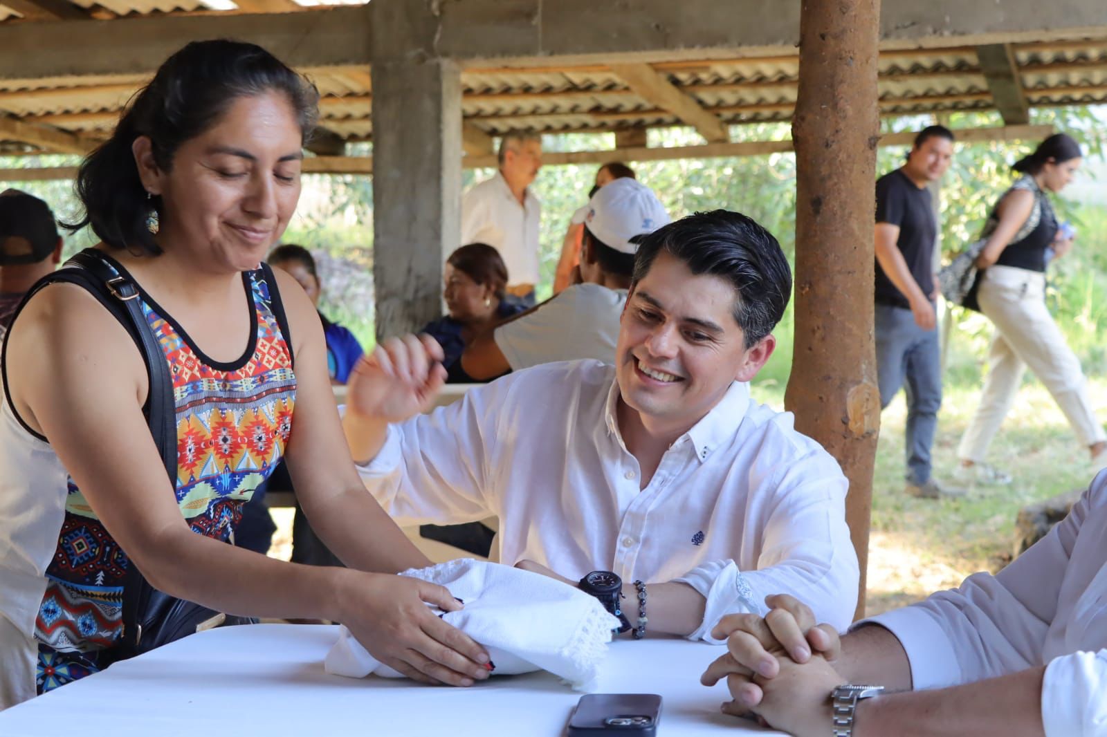 Entrega Toño Ixtláhuac pavimentación de acceso a la comunidad del Trébol