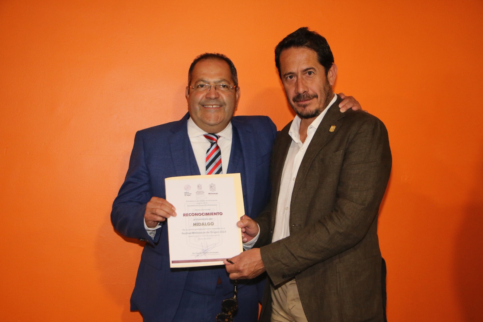 El presidente Municipal, José Luis Téllez Marín, firma convenio con el secretario de Desarrollo Económico, Lic. Claudio Méndez Fernández.