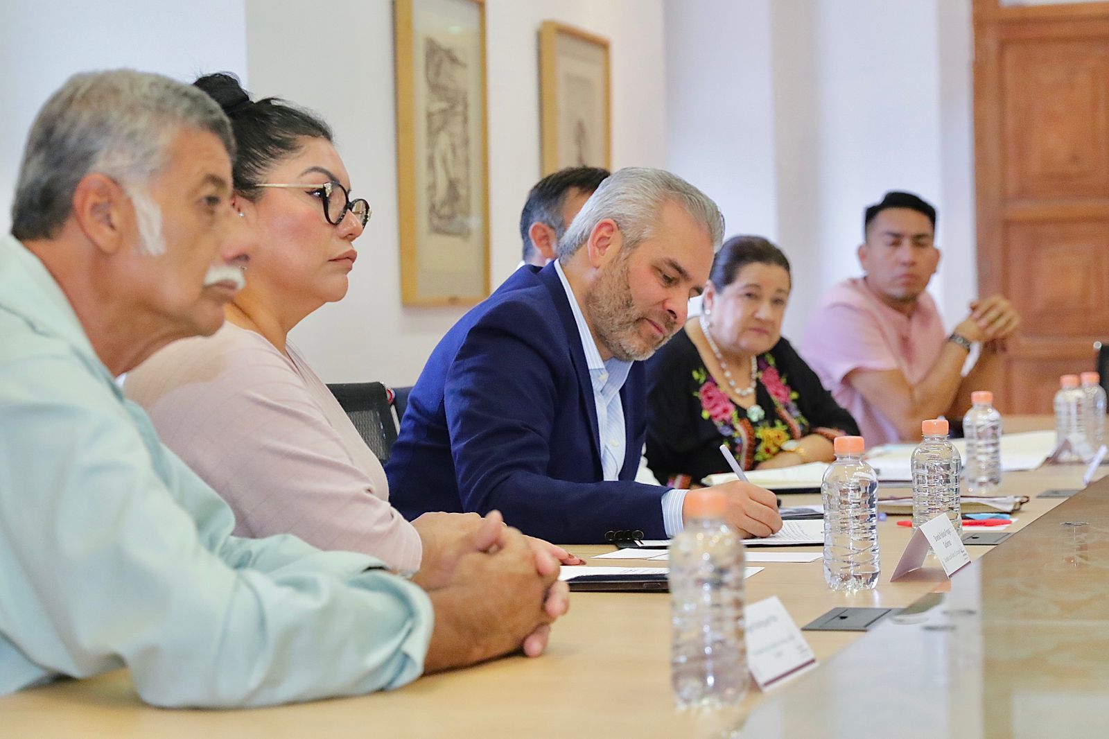 Atiende Bedolla solicitudes de comunidades de Uruapan