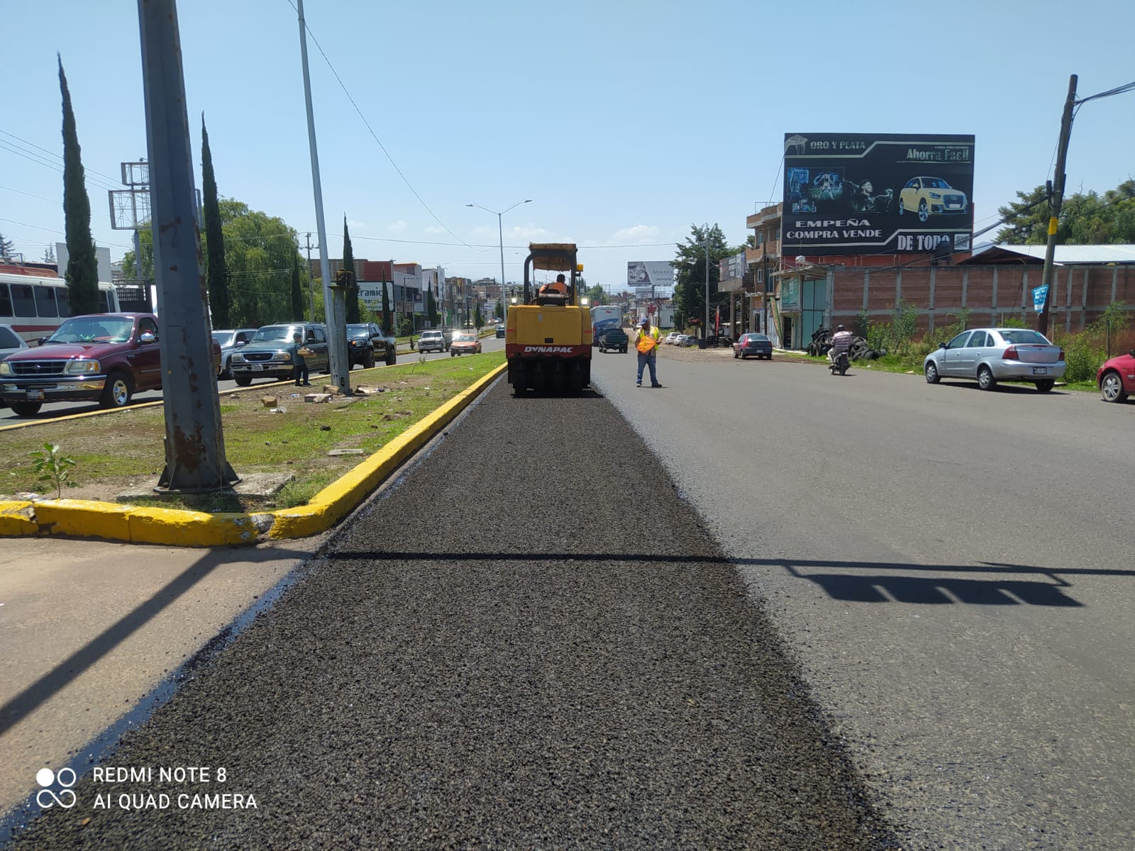 Ayuntamiento de Hidalgo continúa con los trabajos de aplicación de riego de sello en el camino al Rincón de dolores, Av. Morelos Poniente y en la Calle Florentino López.