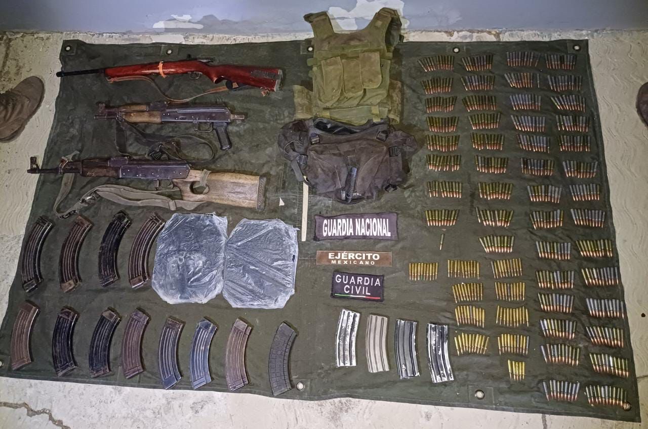 SSP, Sedena y Guardia Nacional detienen a uno y aseguran arsenal, en Apatzingán.