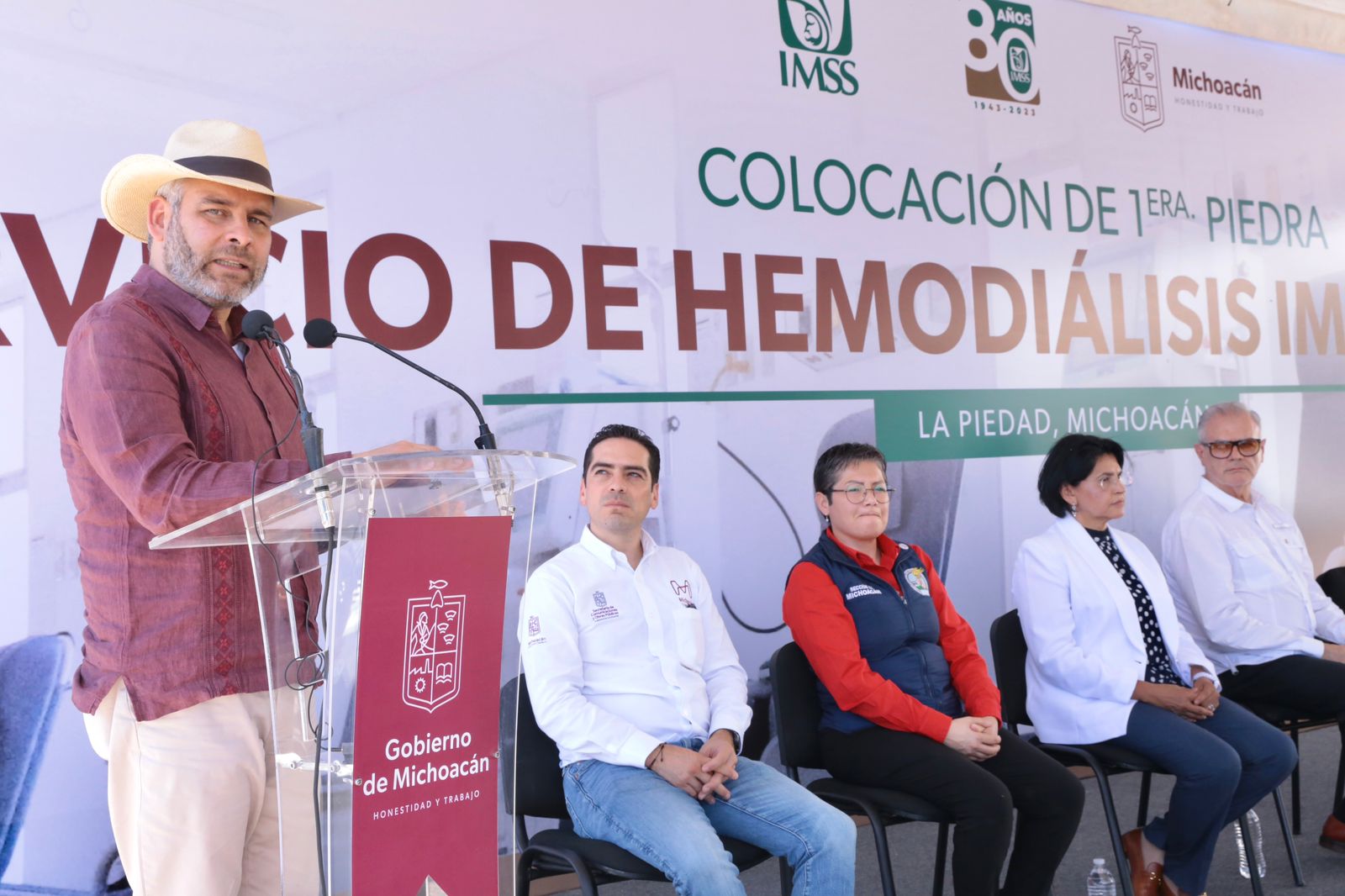 Coloca Bedolla primera piedra de Unidad de Hemodiálisis en IMSS La Piedad.